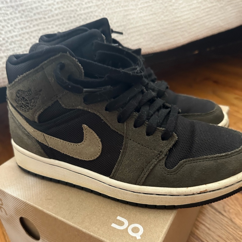 Jordan 1 Mid
Military Olive (Women's)
